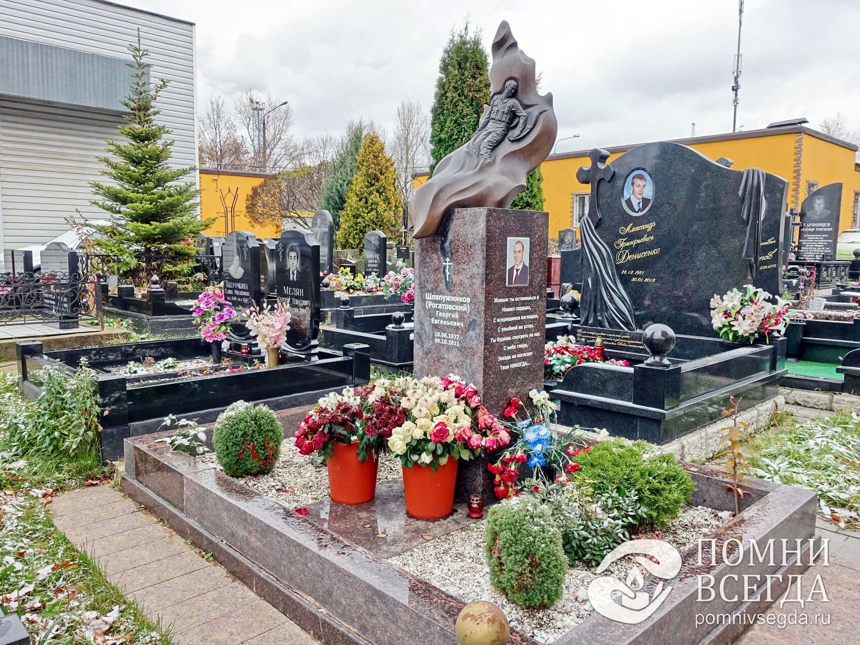 Массивное надгробье со скульптурой солдата